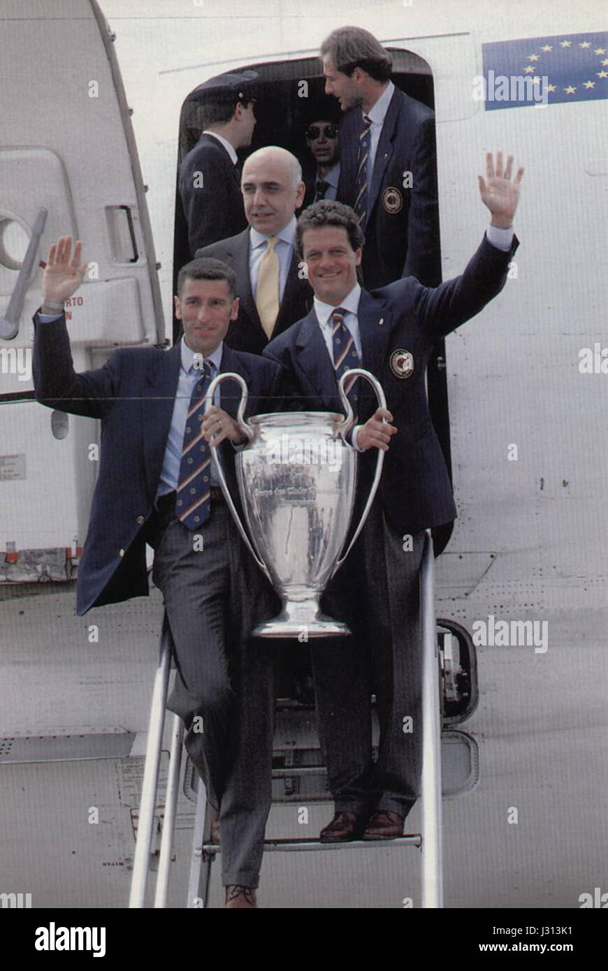 Mauro Tassotti, Fabio Capello et Adriano Galliani avec le trophée de la Ligue des Champions de l'UEFA - 1994 Banque D'Images