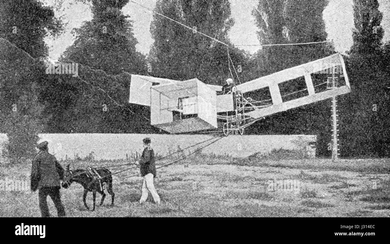 L'avion remorqué AS-Dumont est une référence historique à une technologie aéronautique pionnière où les avions étaient remorqués pour des essais en vol expérimentaux, contribuant ainsi au développement de l'aviation. Banque D'Images