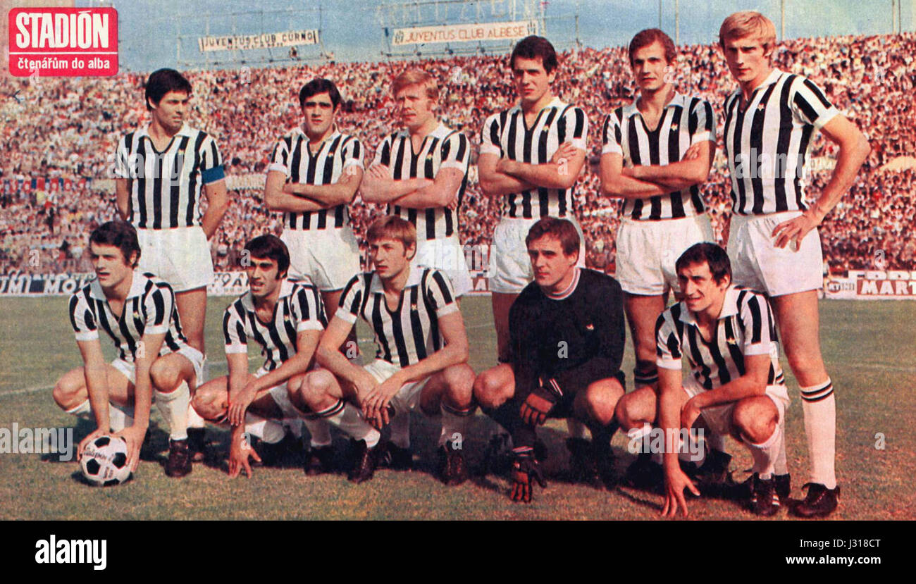 Cette image capture un moment de la saison 1970-71 de la Juventus FC, l'un des clubs de football les plus célèbres de Italyâ€™s. La Juventus, à cette époque, était une force dominante dans le football italien et les compétitions européennes. Banque D'Images