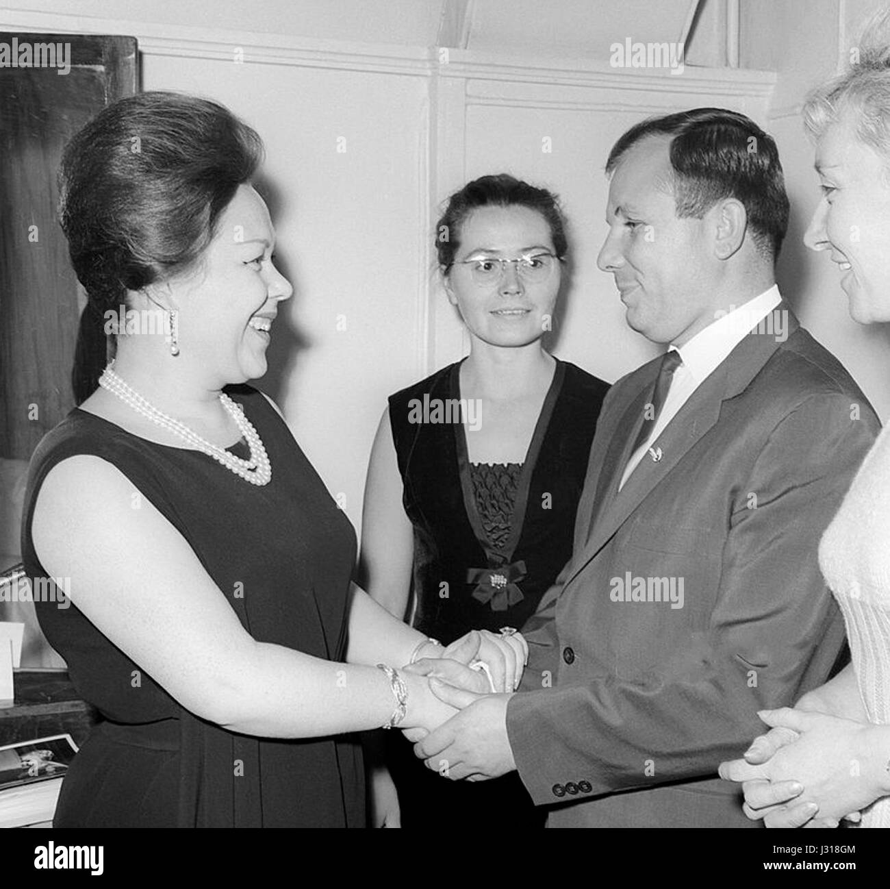 Cette image capture un moment emblématique en 1964 avec Renata Scotto, la célèbre soprano italienne, aux côtés de Valentina Tereshkova, la première femme dans l’espace, et Youri Gagarine, le premier homme dans l’espace. Il met en évidence l'intersection de la musique, de l'exploration spatiale et de la réussite mondiale. Banque D'Images