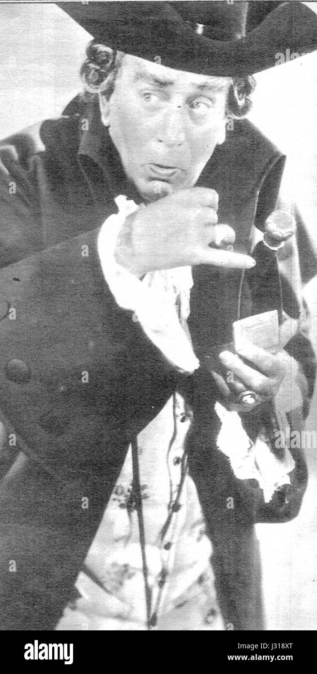 Une production de 1940 de l'opéra 'Don Pasquale' de Gaetano Donizetti, mis en scène ou créé par Falconi. Cet opéra est une œuvre comique qui tourne autour des thèmes du mariage, de la tromperie et de l’amour. Banque D'Images