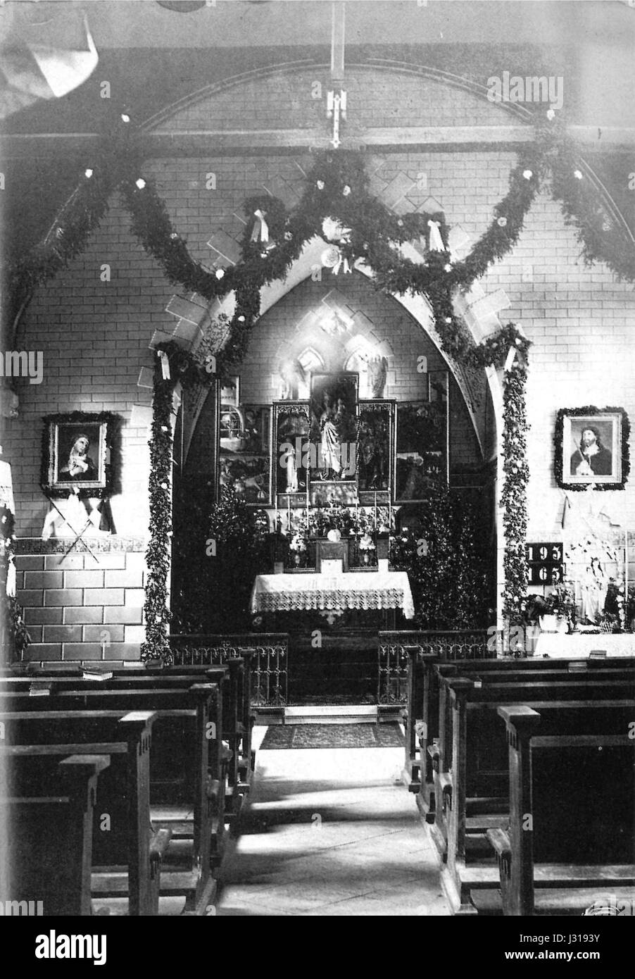 Cette vue intérieure de l'église de Joseph à Butzbach, en Allemagne, met en valeur les détails architecturaux et les éléments de design de l'intérieur de l'église. L'œuvre d'art souligne probablement les aspects religieux et historiques du bâtiment. Banque D'Images