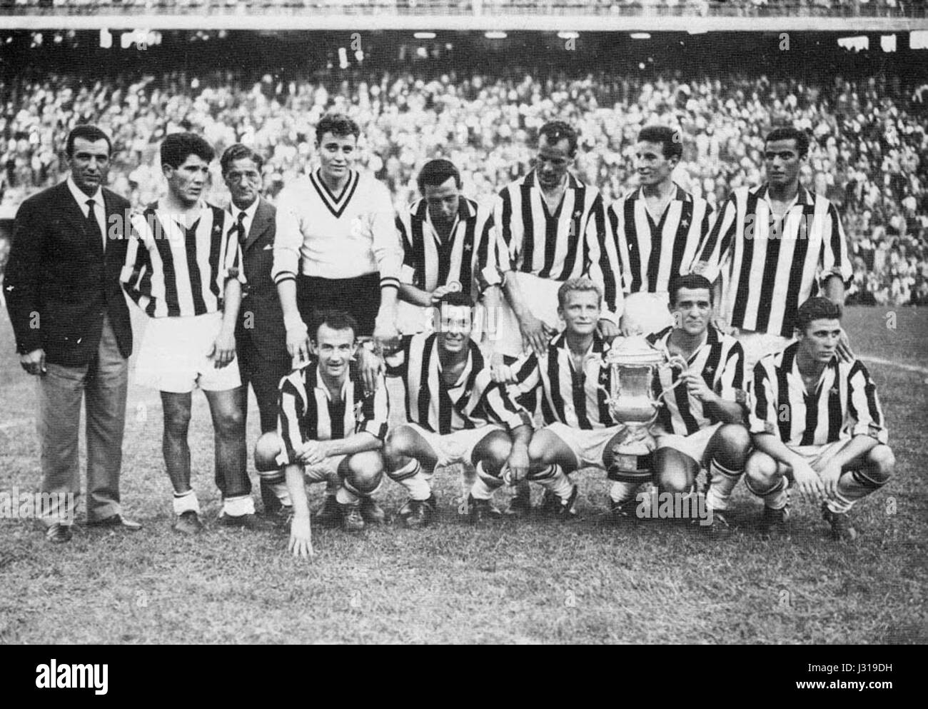 La Coppa Italia 1958-59 a été une compétition de football importante en Italie, avec la Juventus FC assurant sa place dans l'histoire du football italien. Cette saison a contribué à l'héritage de succès du club dans les compétitions de coupes nationales. Banque D'Images