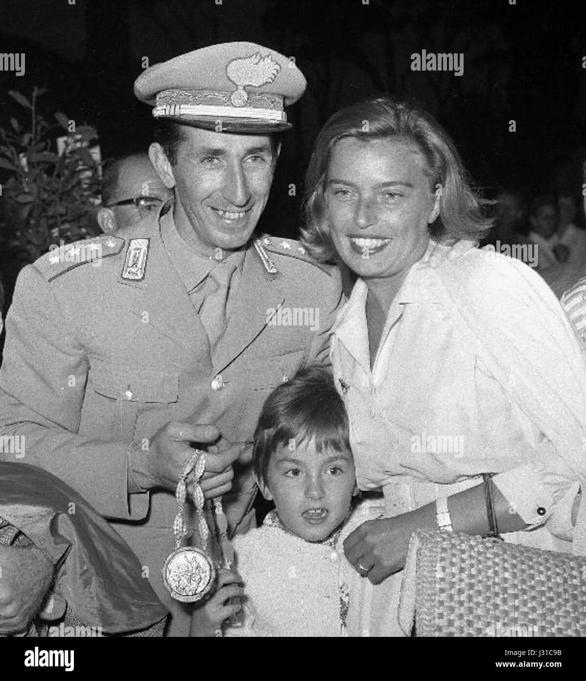 Raimondo D'Inzeo est un médaillé italien pour l'équitation et les Jeux olympiques. Cette image de 1960 le montre avec sa famille, montrant son héritage dans le sport du saut d'obstacles et son influence dans l'histoire équestre. Banque D'Images