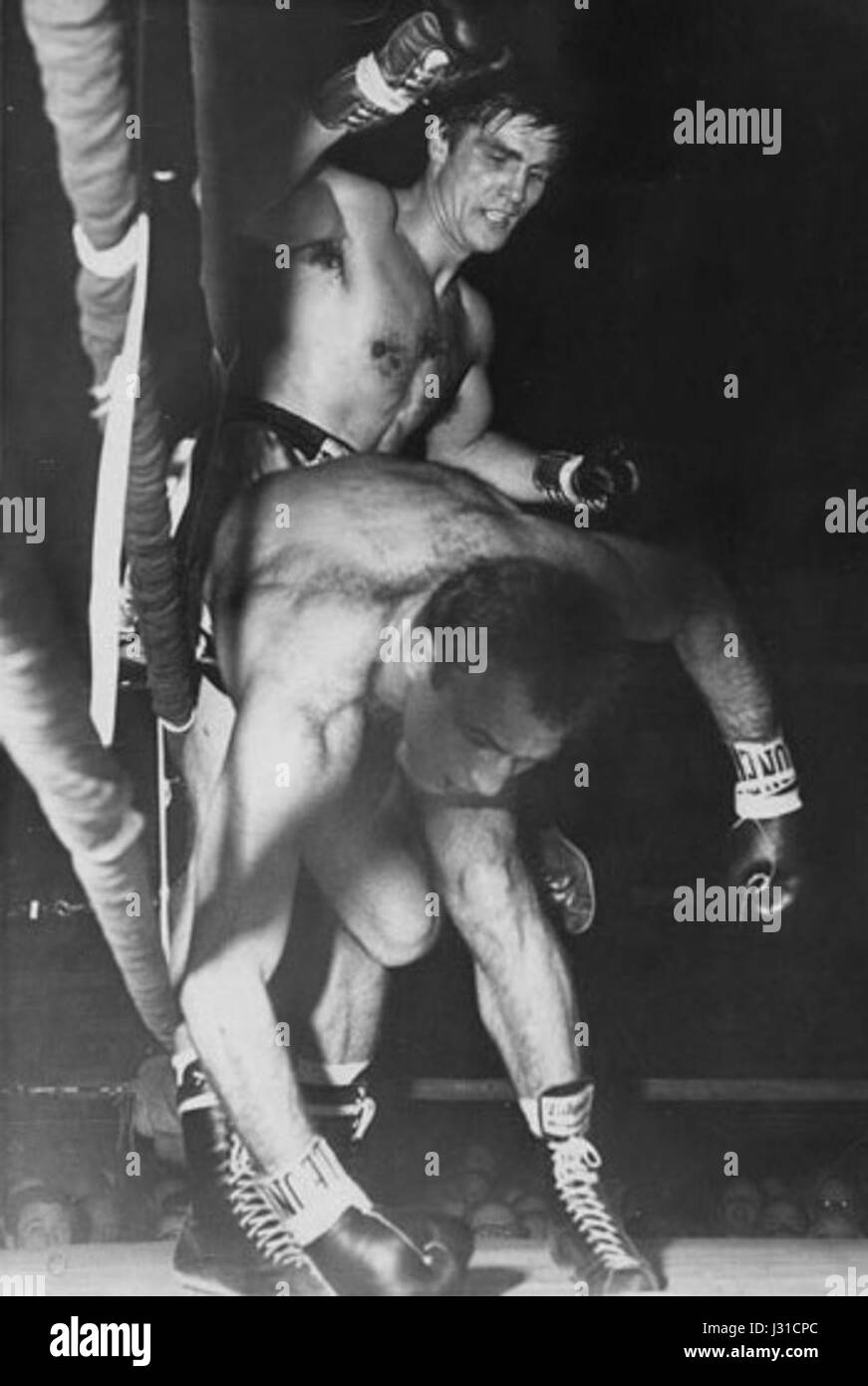 Un match de boxe historique entre Nino Benvenuti et Sandro Mazzinghi, tenu au stade San Siro de Milan en 1965. Ce fut un combat remarquable dans le monde de la boxe, mettant en vedette deux champions italiens dans une confrontation dramatique. Banque D'Images