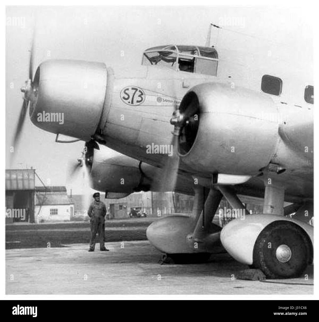 Le Savoia-Marchetti SM.73 était un avion de transport italien développé dans les années 1930 Il a été conçu à la fois pour un usage civil et militaire, avec un service remarquable pendant la seconde Guerre mondiale. L'avion était connu pour sa durabilité et sa polyvalence dans divers rôles opérationnels. Banque D'Images