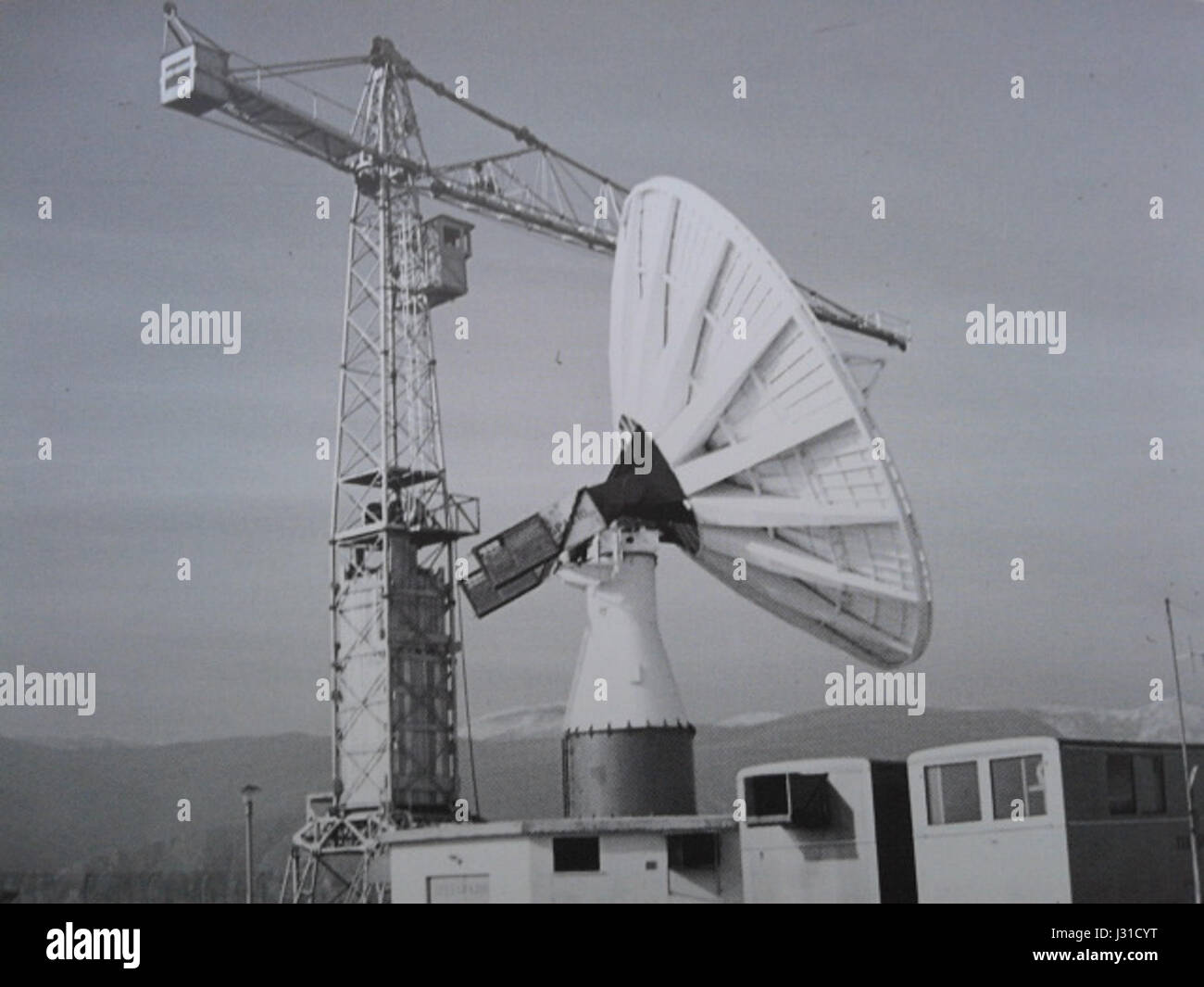 Une image de la publication de Telespazio de 1966, illustrant l'imagerie satellitaire et les progrès technologiques de l'époque. Banque D'Images