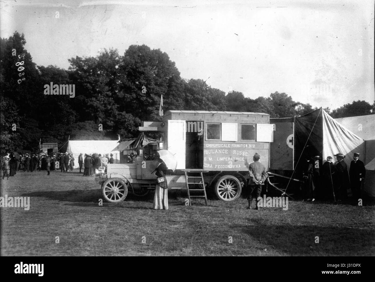 L'ambulance russe fait référence à un type d'ambulance chirurgicale militaire russe utilisée en temps de guerre. Conçu pour les opérations médicales sur le terrain, ce véhicule fournissait des soins médicaux essentiels aux soldats, offrant le transport et des soins immédiats sur le champ de bataille. Banque D'Images