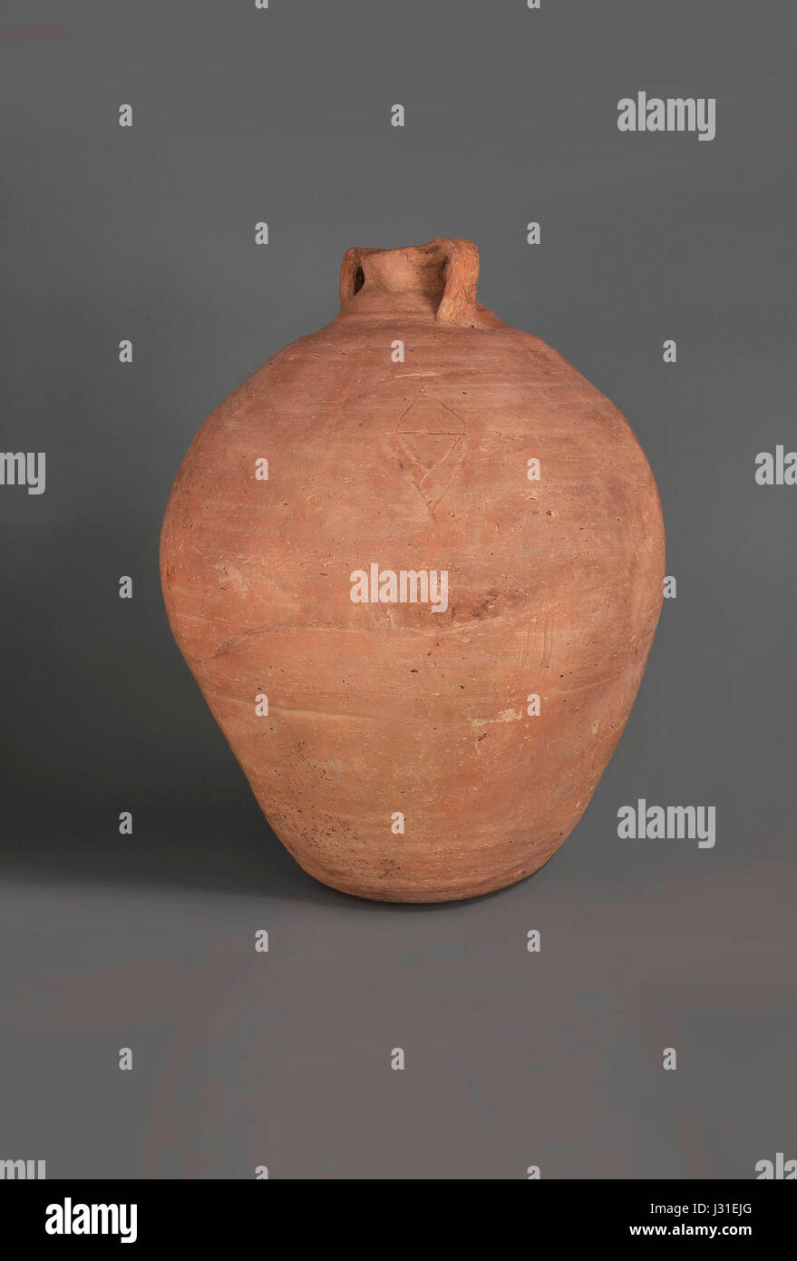 Amfora est un terme se référant aux anciens navires de poterie, en particulier des ateliers nubiens. Ces éléments sont importants pour comprendre le commerce, la culture et l'artisanat de l'ancienne civilisation nubienne. Banque D'Images