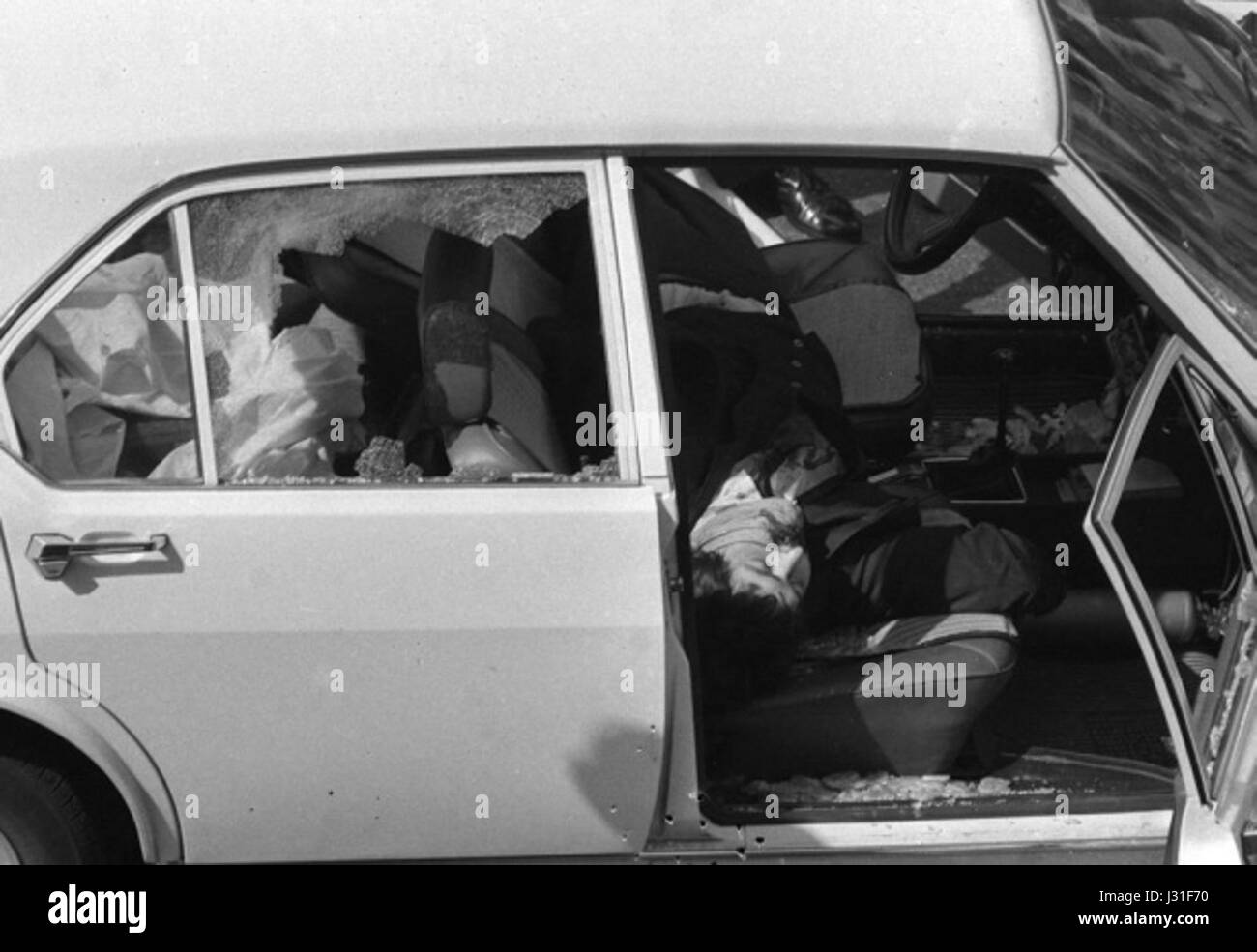 L'agente Giulio Rivera est probablement une référence à une personne impliquée dans les affaires juridiques ou politiques italiennes. Via Fani fait référence à une rue de Rome, en Italie, souvent associée à des événements notables ou à des lieux liés à la politique italienne. Banque D'Images