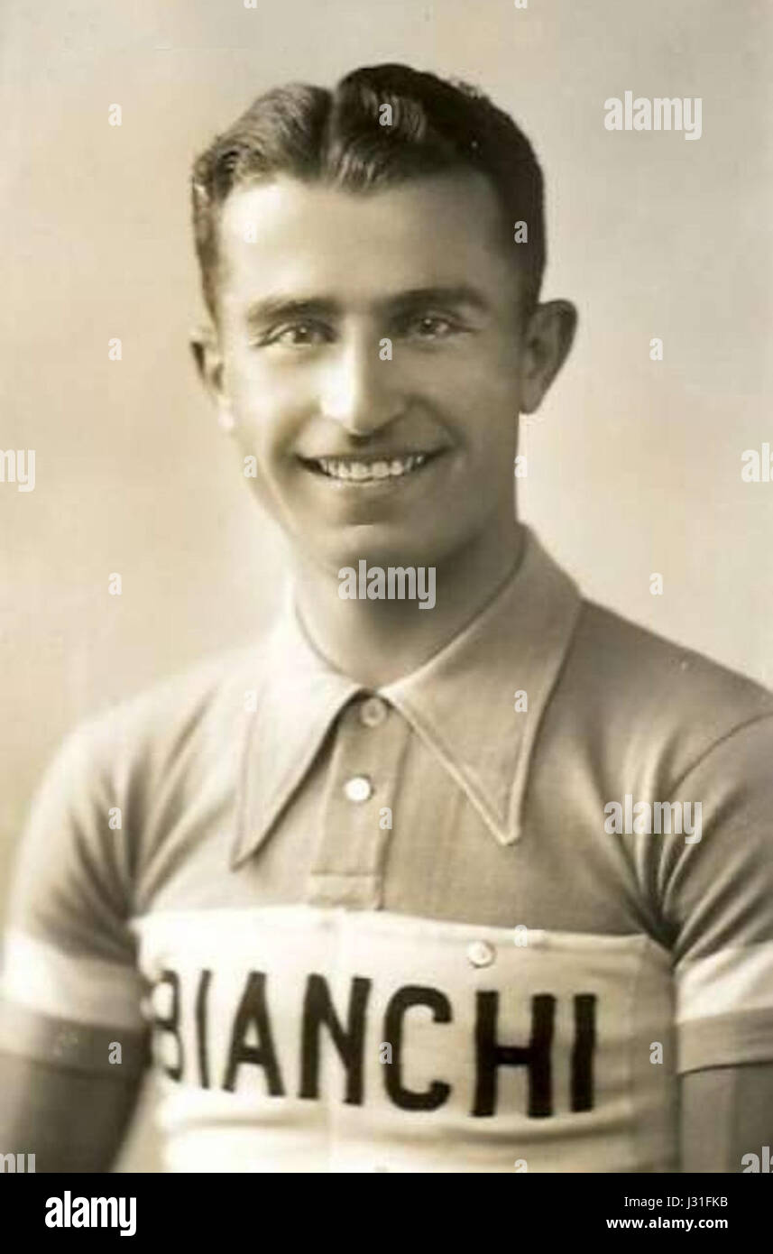Giuseppe Olmo était un cycliste professionnel italien connu pour ses réalisations dans la course sur route. Parmi les faits marquants de sa carrière figurent des victoires dans des compétitions majeures et des contributions à l'histoire du cyclisme italien. Banque D'Images