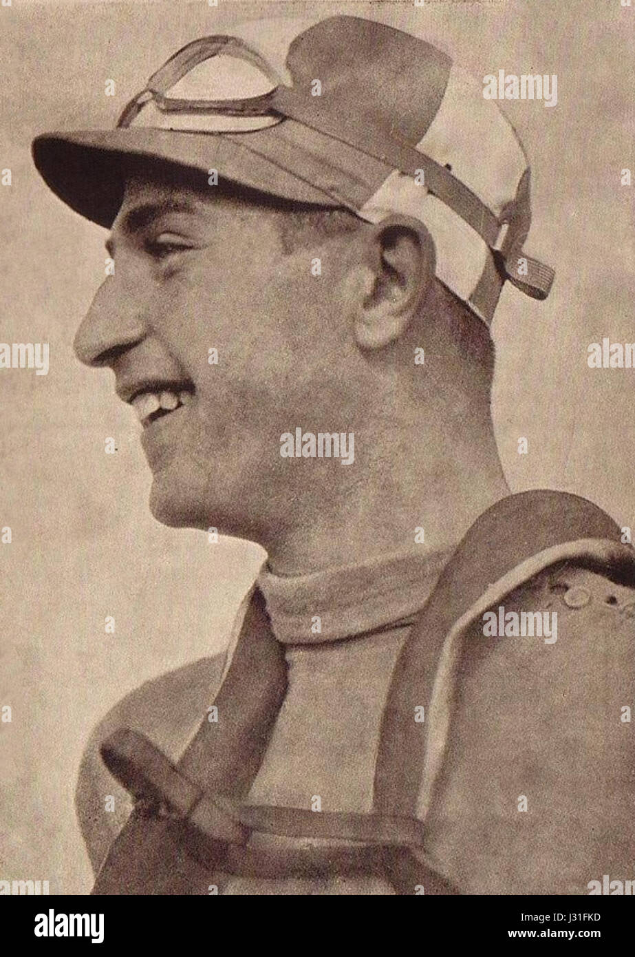 Giuseppe Olmo, un cycliste italien notable, est photographié en 1937, montrant ses prouesses athlétiques et son implication dans les compétitions cyclistes au cours de sa carrière. Banque D'Images