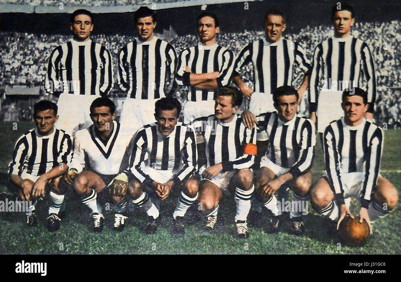 L'équipe de la Juventus Football Club de 1956 à 1957 a fait partie de la scène de football italienne au milieu du XXe siècle, connue pour ses performances compétitives dans les tournois nationaux et internationaux. Banque D'Images