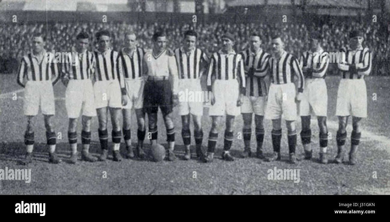 Cette image historique capture le Foot-Ball Club Juventus pendant la saison 1927-28. La Juventus est l'un des clubs de football les plus célèbres et les plus prospères d'Italie, avec une riche histoire dans le football européen. Banque D'Images