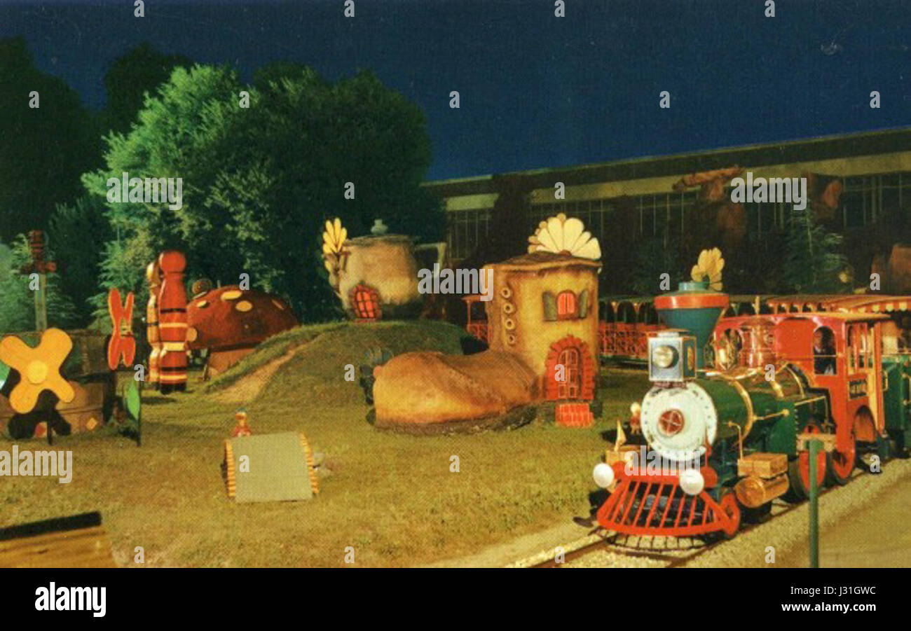 Cette photographie de novembre 1965 représente une scène d'Edenlandia, un parc brésilien dans la ville de Salvador. Il capture un moment dans l'histoire du parc, montrant sa structure et les visiteurs à l'époque. Banque D'Images