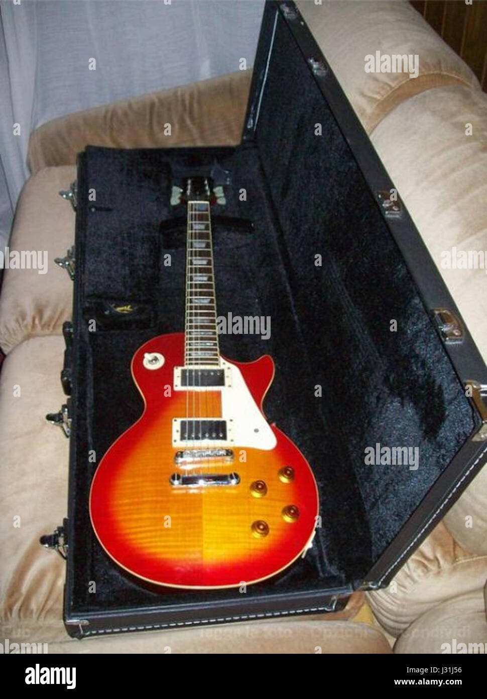 Une photo montrant une guitare Gibson les Paul, l'une des guitares électriques les plus emblématiques et recherchées de l'histoire de la musique rock. Connu pour sa sonorité riche et son corps solide, le les Paul reste un symbole de l’innovation musicale et de l’artisanat. Banque D'Images