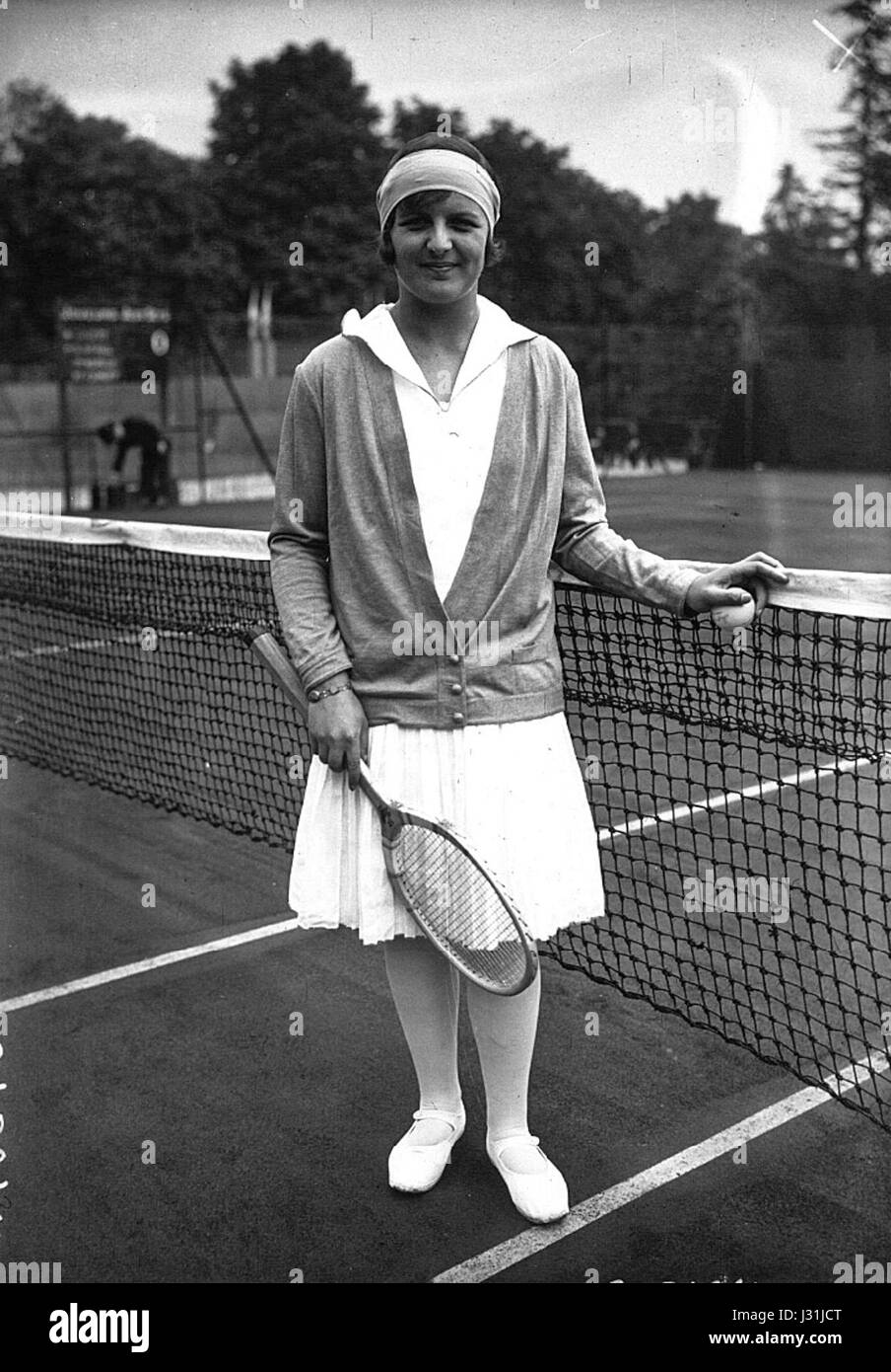 Betty Nuthall était une joueuse de tennis britannique qui a connu un succès significatif dans les années 1920, connue pour son athlétisme et ses performances compétitives dans les tournois de tennis de l'époque. Banque D'Images
