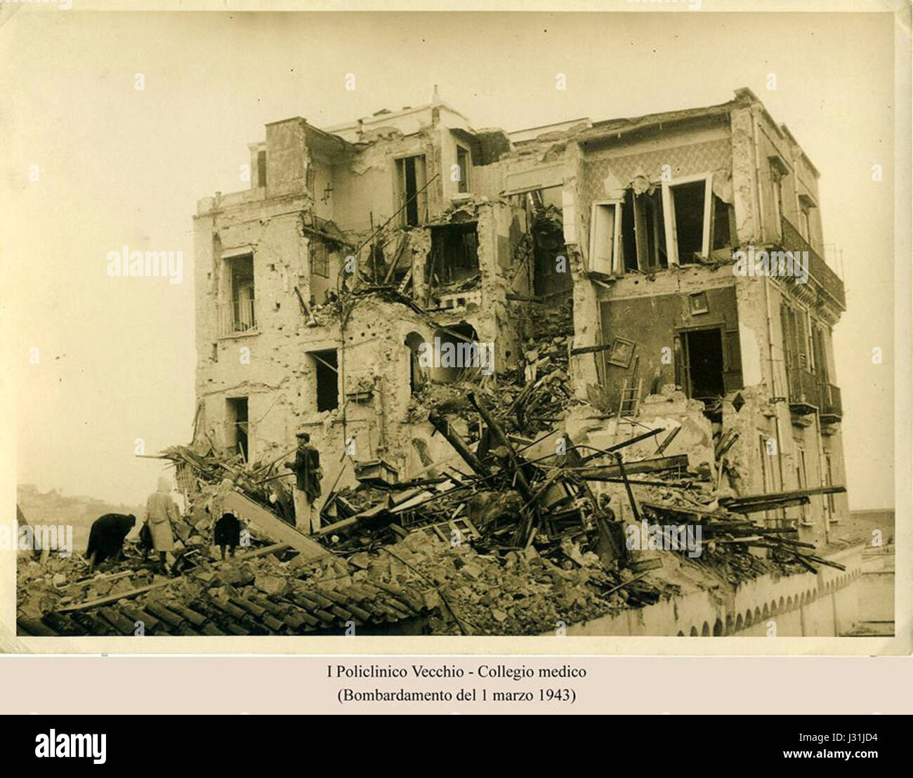 I Policlinico Vecchio est un établissement médical historique à Naples, en Italie, important au cours de l'année 1943. Il est associé aux événements de la seconde Guerre mondiale et aux traitements médicaux de l'époque. Banque D'Images