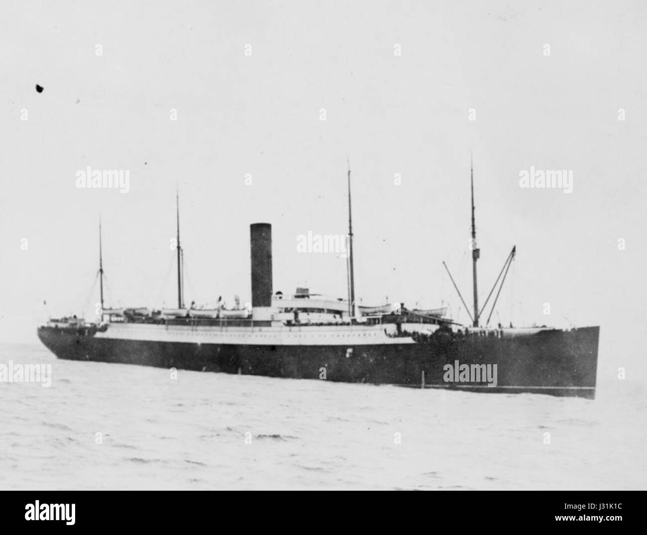 Le Carpathia était un célèbre paquebot qui a joué un rôle crucial dans le sauvetage des survivants de la catastrophe du Titanic. Par la suite, il a continué son service, y compris des voyages à New York. Cette référence souligne son importance historique et son lien avec l'histoire maritime. Banque D'Images