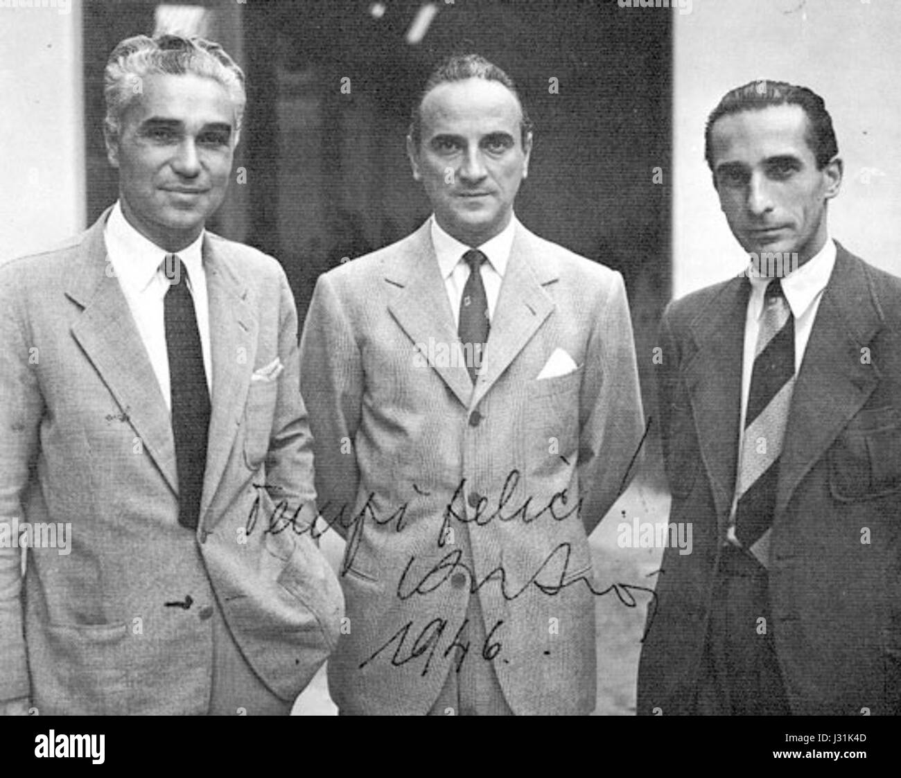 Cette image fait probablement référence à un moment dans un événement de sport automobile impliquant les pilotes italiens Taruffi, Dusio et Savonuzzi. Il pourrait représenter une course ou un événement historique dans l'histoire du sport automobile italien. Banque D'Images