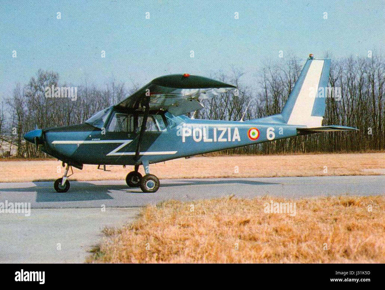Le Partenavia P.64 Oscar est un avion léger utilisé par la Polizia di Stato (police d'État italienne). Cet avion est conçu pour les opérations de surveillance et d'application de la loi, fournissant un soutien pour les patrouilles aériennes et la sécurité publique. Banque D'Images