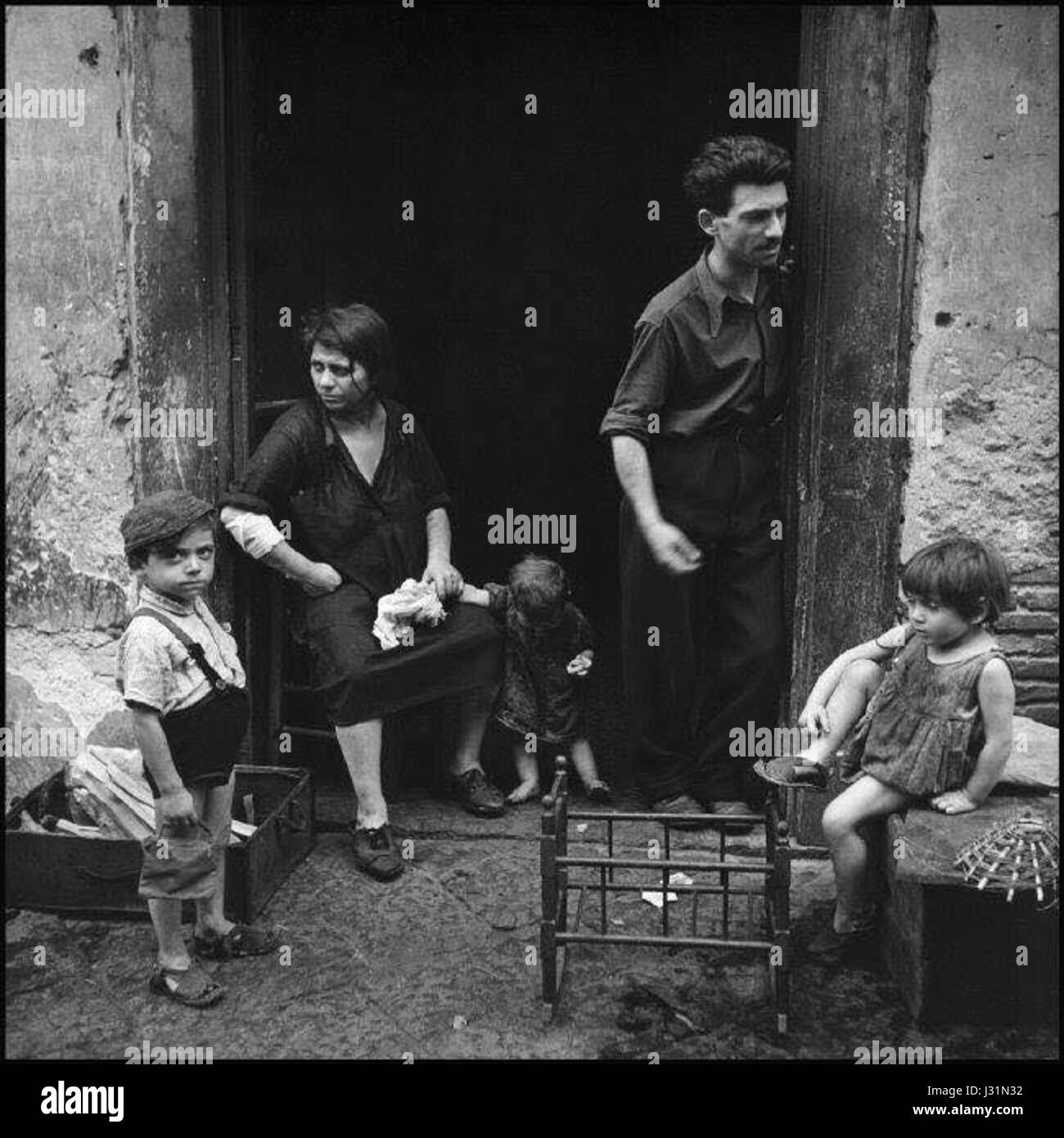 Napoli, famigia davanti al basso Banque D'Images