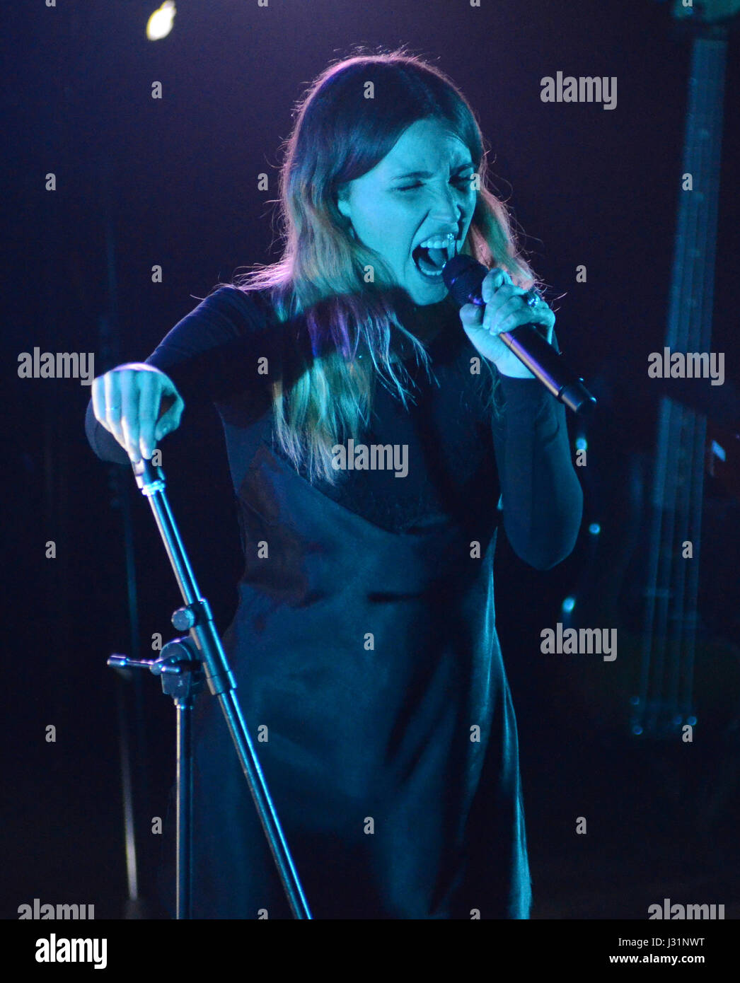 Milwaukee, Wisconsin, États-Unis. Apr 30, 2017. Chanteur Chelsea Lee du groupe Shaed se produit en concert à Turner Hall Ballroom à Milwaukee, Wisconsin. Ricky Bassman/Cal Sport Media/Alamy Live News Banque D'Images