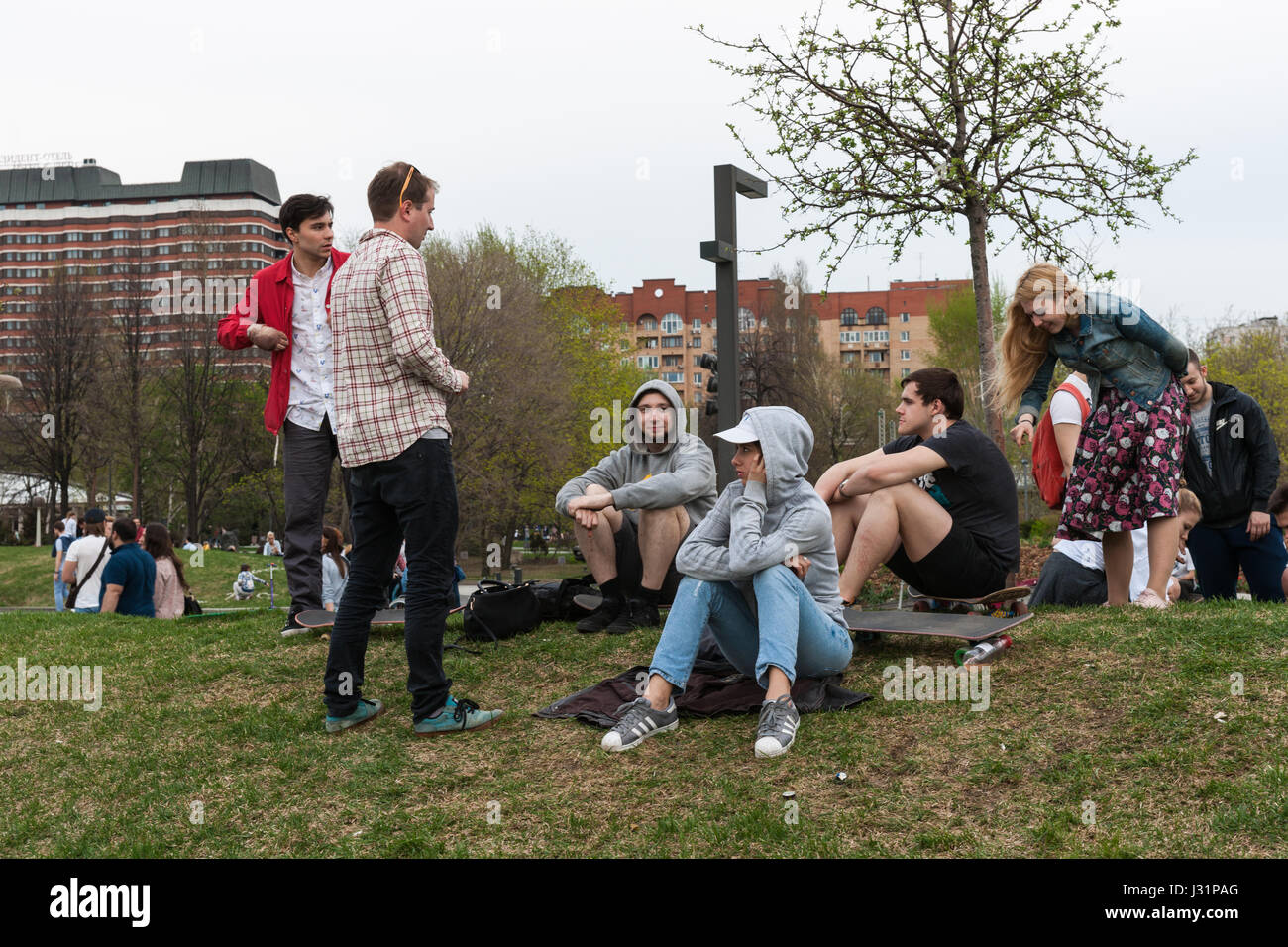 La Russie, Moscou. Lundi 1er mai 2017. Couvert, mais vraiment chaud jour de mai. La température est d'environ  +24 C (75F). Les gens, surtout les jeunes, préfèrent passer la journée en plein air dans les parcs de la ville. Parc des arts le Museon est surpeuplé avec des gens enjoing activités sportives et événements culturels. Les jeunes gens non identifiés s'asseoir sur l'herbe fraîche dans le parc. Quatre tempéraments. © Alex's Pictures/Alamy Live News Banque D'Images