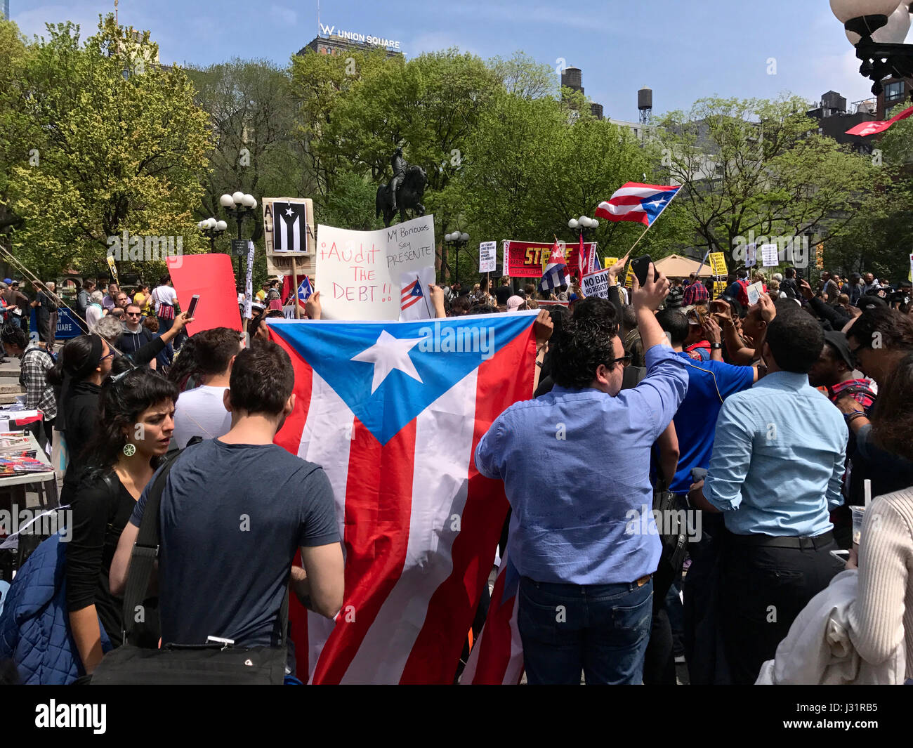 New York, USA. 1er mai 2017. L'union des groupes d'immigrants et de marcher en l'Union Square à marque peut jour et de protestation contre le Président Donald Trump dans ses efforts pour stimuler les déportations. Credit : VWPics/Alamy Live News Banque D'Images