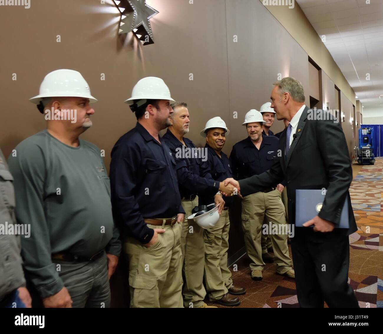 Le secrétaire américain de l'intérieur Ryan Zinke, salue l'exploitation pétrolière roughnecks avant de signer les ordres de secrétariat pour élargir les activités de forage pour le pétrole et le gaz naturel à l'Offshore Technology Conference le 1 mai 2017 à Houston, Texas. Banque D'Images