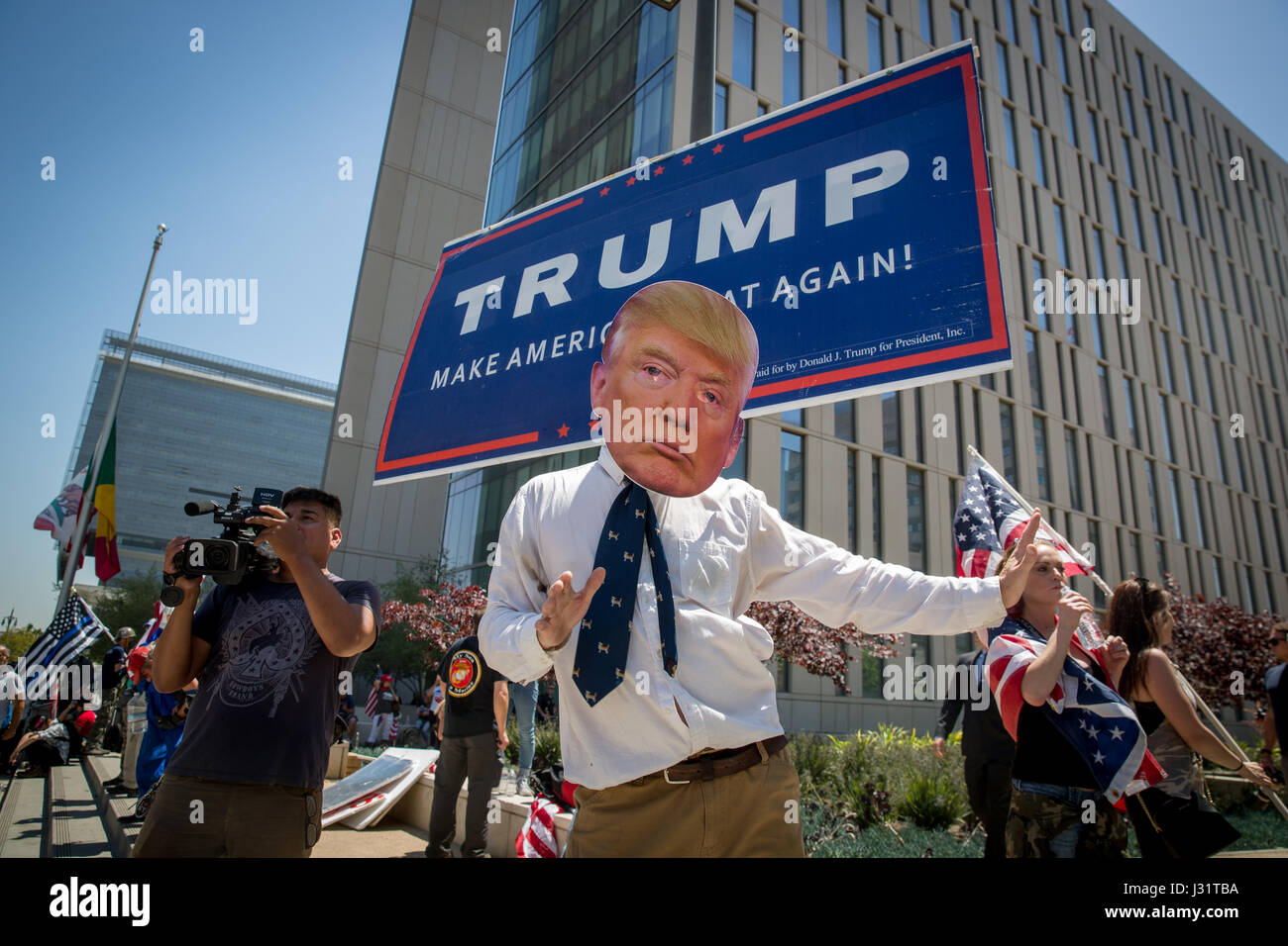 Los Angeles, USA. 1er mai 2017. L'homme avec l'atout de Donald masque au premier mai dans le centre-ville de Los Angeles, Californie, le 1er mai 2017. Crédit : Jim Newberry/Alamy Live News Banque D'Images