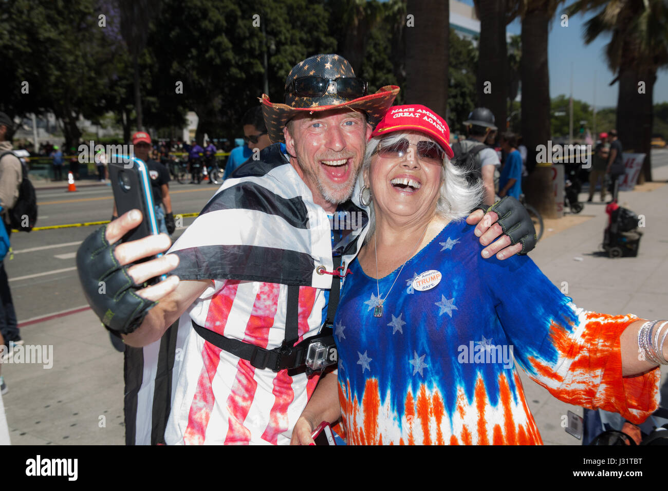Los Angeles, USA. 1er mai 2017. Donald Trump partisans au Premier Mai dans le centre-ville de Los Angeles, Californie, le 1er mai 2017. Crédit : Jim Newberry/Alamy Live News Banque D'Images
