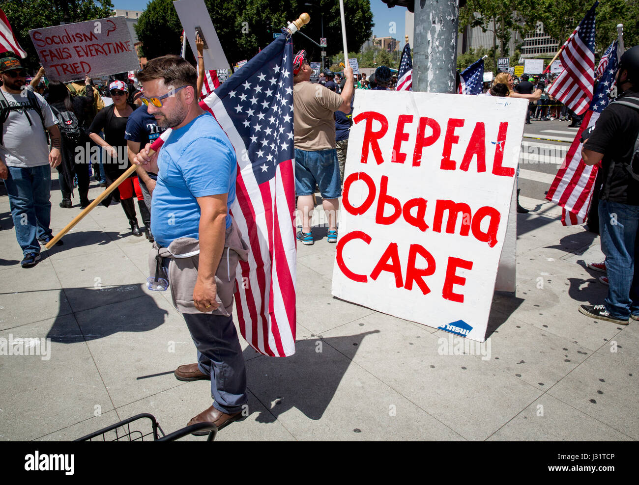 Los Angeles, USA. 1er mai 2017. Donald Trump partisans au Premier Mai dans le centre-ville de Los Angeles, Californie, le 1er mai 2017. Grand panneau lit que "Obamacare" abrogation. crédit : Jim Newberry/Alamy Live News Banque D'Images