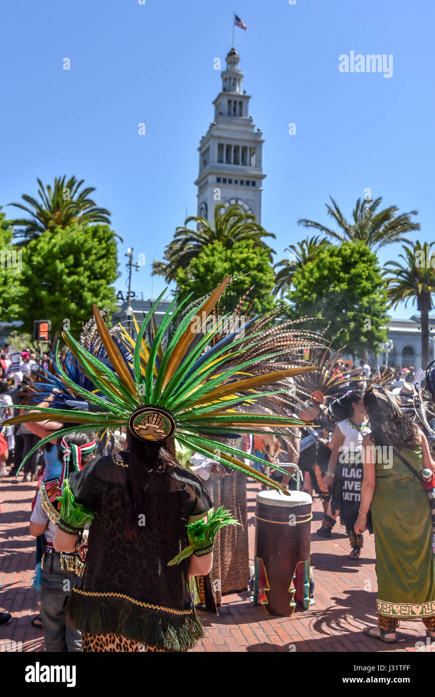 San Francisco, Californie, USA. 1er mai 2017. L'un d'un groupe de danseurs dans les plumes de la préparation de la commission de l'immigration mars à San Francisco, jouer de la musique et de brûler la sève des arbres. Les manifestants se sont réunis pour un rassemblement à Justin Herman Plaza à San Francisco avant de la "journée sans immigrés" en bas de la rue du marché mars Civic Center Plaza. Des milliers de gens se sont rendus, pour cette manifestation anti-Trump pour montrer l'opposition à l'atout de Donald aux politiques de l'immigration et de soutien pour les droits des immigrants. Credit : Shelly Rivoli/Alamy Live News Banque D'Images