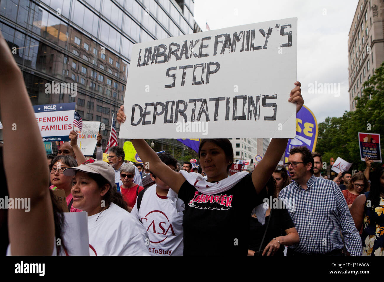 Washington, DC, USA. 1er mai 2017. Un grand nombre d'immigrants et des partisans, dirigée par CASA en action, se sont mobilisés et ont marché jusqu'à la Maison blanche pour les droits des immigrés, sur cette Journée internationale des travailleurs. Credit : B Christopher/Alamy Live News Banque D'Images