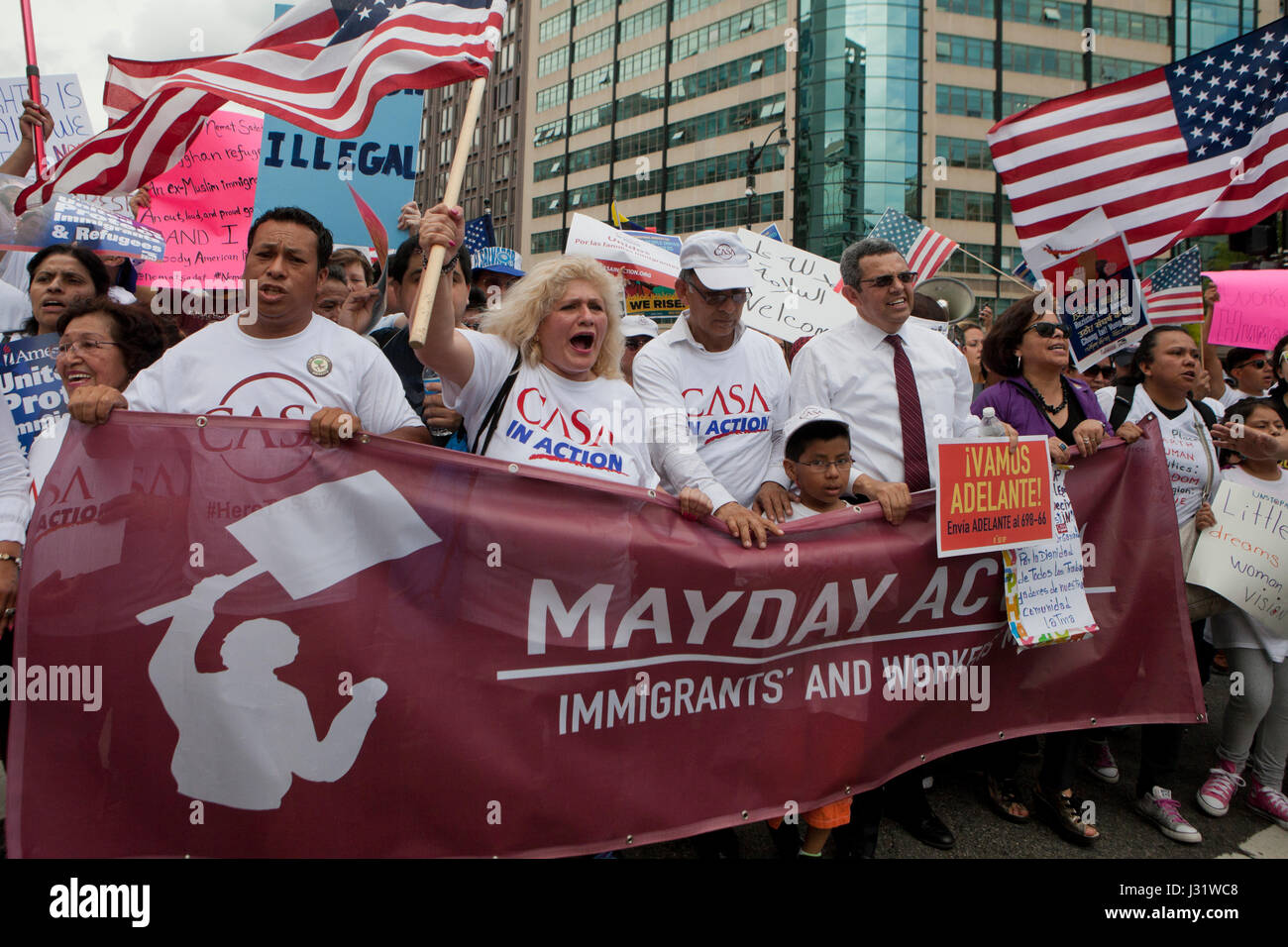 Washington, DC, USA. 1er mai 2017. Un grand nombre d'immigrants et des partisans, dirigée par CASA en action, se sont mobilisés et ont marché jusqu'à la Maison blanche pour les droits des immigrés, sur cette Journée internationale des travailleurs. Credit : B Christopher/Alamy Live News Banque D'Images