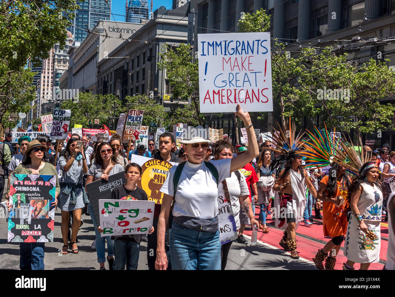 San Francisco, Californie, USA. 1er mai 2017. Une femme marche dans la foule avec un signe de la lecture, "Les immigrés font de grands Américains !' Le 1 mai 2017, plus de 40 villes aux États-Unis ont organisé des manifestations de protestation pour la 'journée sans un immigrant.", à San Francisco, des milliers de personnes sont descendues dans la rue pour protester contre les politiques d'immigration d'atout et de montrer leur soutien pour les droits des immigrants. Credit : Shelly Rivoli/Alamy Live News Banque D'Images
