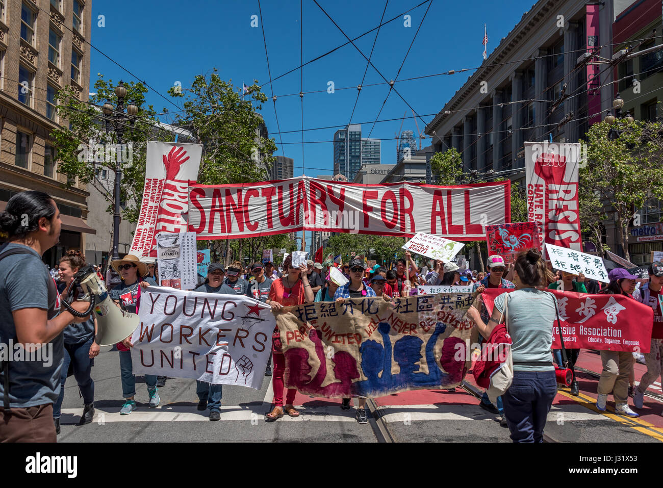 San Francisco, Californie, USA. 1er mai 2017. Le 1 mai 2017, plus de 40 villes aux États-Unis ont organisé des manifestations de protestation pour la 'journée sans un immigrant.", à San Francisco, des milliers de personnes sont descendues dans la rue pour protester contre les politiques d'immigration d'atout et de montrer leur soutien pour les droits des immigrants. Credit : Shelly Rivoli/Alamy Live News Banque D'Images