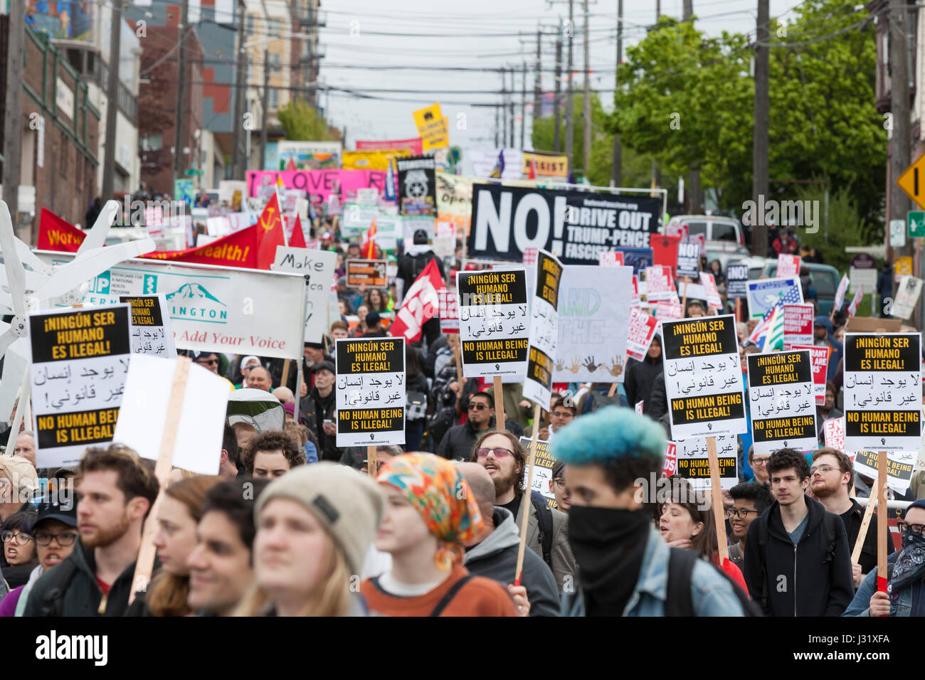 Seattle, USA. 01 mai, 2017. Partisans foule Jackson Street au cours de la journée peut-être pour les travailleurs immigrants et mars de l'homme. Les organisateurs ont appelé à une grève générale sur la Journée internationale du travail dans la solidarité à l'égard des activités coordonnées dans les collectivités à l'Etat de Washington et dans le monde. Crédit : Paul Gordon/Alamy Live News Banque D'Images