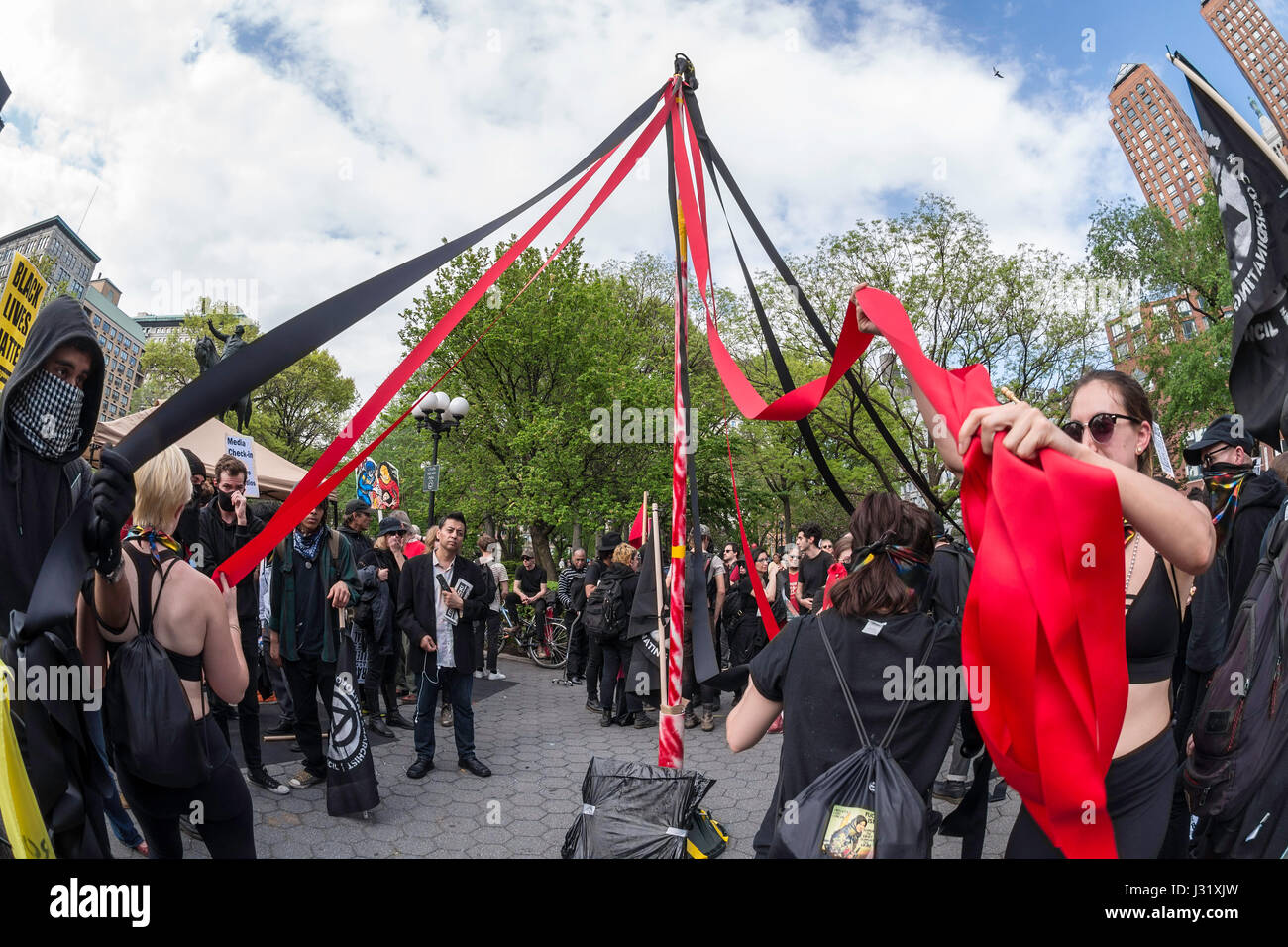 New York, USA. 01 mai, 2017. New York, NY 1 mai 2017 - La danse anarchistes autour d'un mât à un jour/Mai Journée internationale des travailleurs rassemblement à Union Square Park. Credit : Stacy Walsh Rosenstock/Alamy Live News Banque D'Images