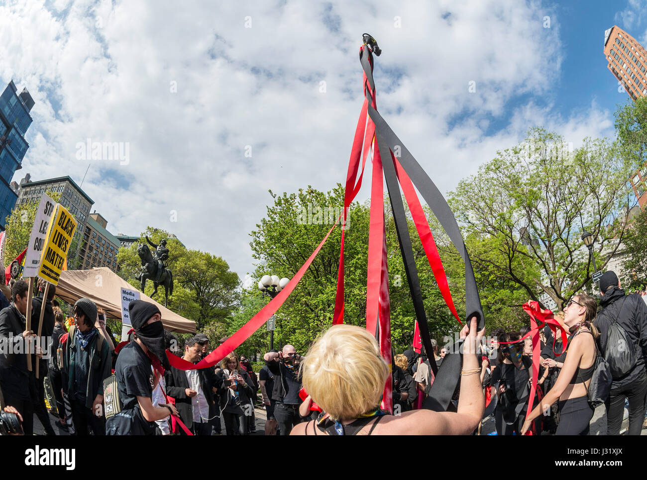 New York, NY 1 mai 2017 - La danse anarchistes autour d'un mât à un jour/Mai Journée internationale des travailleurs rassemblement à Union Square Park. Credit : Stacy Walsh Rosenstock/Alamy Live News Banque D'Images