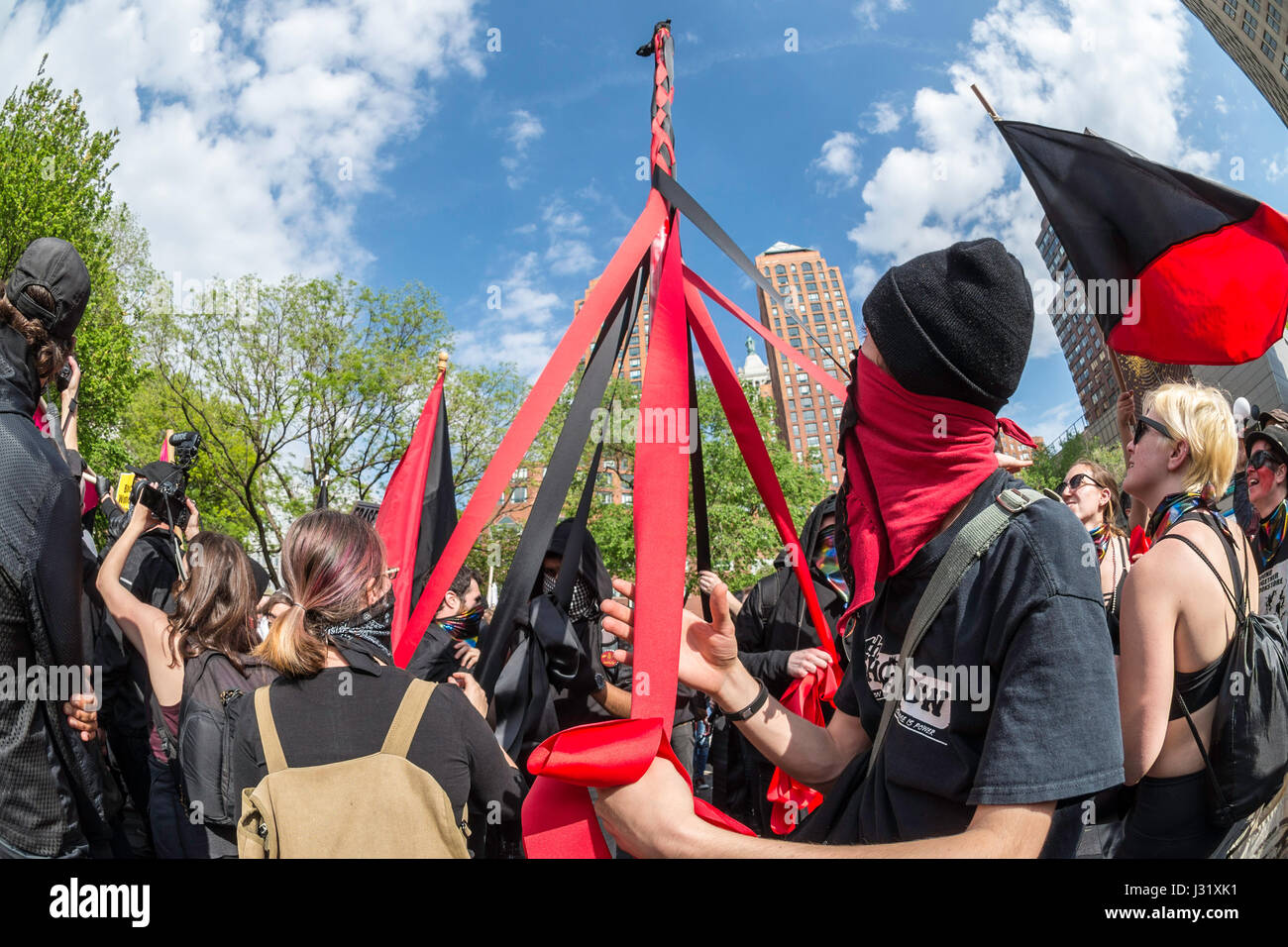 New York, USA. 01 mai, 2017. New York, NY 1 mai 2017 - La danse anarchistes autour d'un mât à un jour/Mai Journée internationale des travailleurs rassemblement à Union Square Park. Credit : Stacy Walsh Rosenstock/Alamy Live News Banque D'Images