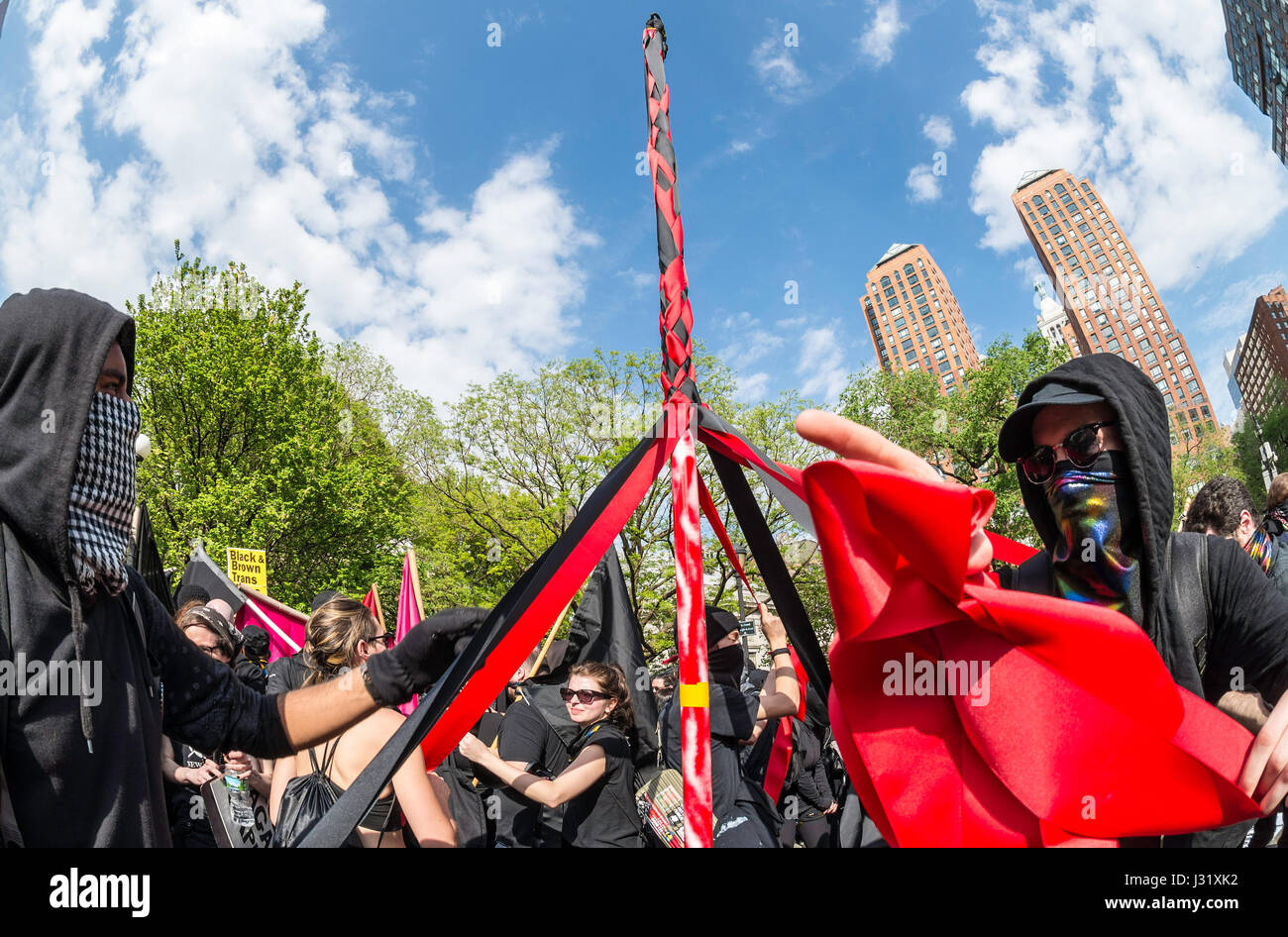 New York, USA. 01 mai, 2017. New York, NY 1 mai 2017 - La danse anarchistes autour d'un mât à un jour/Mai Journée internationale des travailleurs rassemblement à Union Square Park. Credit : Stacy Walsh Rosenstock/Alamy Live News Banque D'Images
