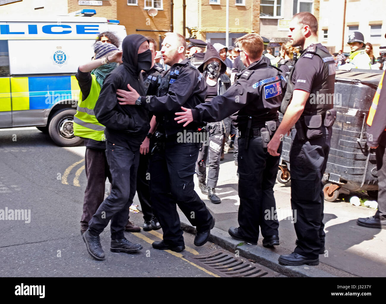 Brighton, UK. 2 mai, 2017. Les squatters face à la police à l'Université de Brighton l'édifice de la rue du cirque . Le bâtiment fait partie d'un projet de régénération dans le centre-ville et a été vide pendant un moment Crédit : Simon Dack/Alamy Live News Banque D'Images