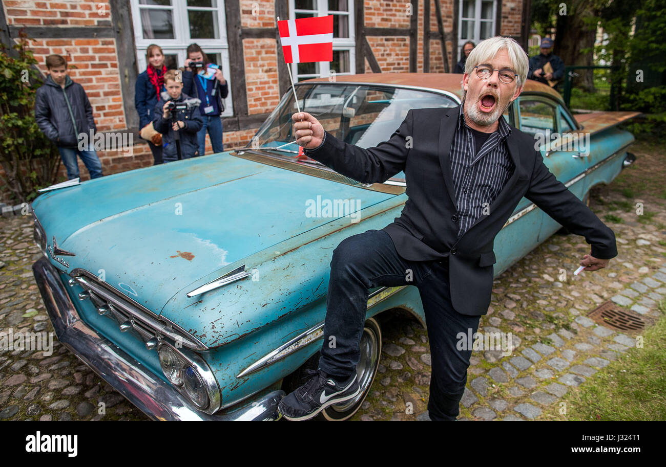 Schwerin, Allemagne. 2 mai, 2017. Holstoe Jes du Danemark, qui a joué l'adolescent Borge dans le crime danois populaires comédies du Olsen Gang, signe la planche de bord d'une version identique de la voiture utilisée dans les films au cours de l'ouverture d'une exposition sur l'histoire du cinéma de la Olsen Gang à Schwerin, Allemagne, le 2 mai 2017. La piste utilisée une Chevrolet Bel Air de 1959 dans plusieurs de leurs films. 60 ans Holtsoe non seulement d'ouvrir l'exposition sur les Olsen Gang films, qui ont été particulièrement populaires en Allemagne de l'Est. Dpa : Crédit photo alliance/Alamy Live News Banque D'Images