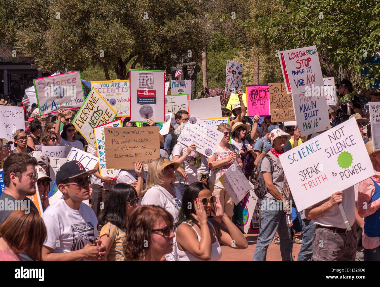 Les citoyens de l'Arizona avec des pancartes au Rally/ Mars pour la science sur la Journée de la Terre, le 22 avril 2017, à l'USA. Banque D'Images