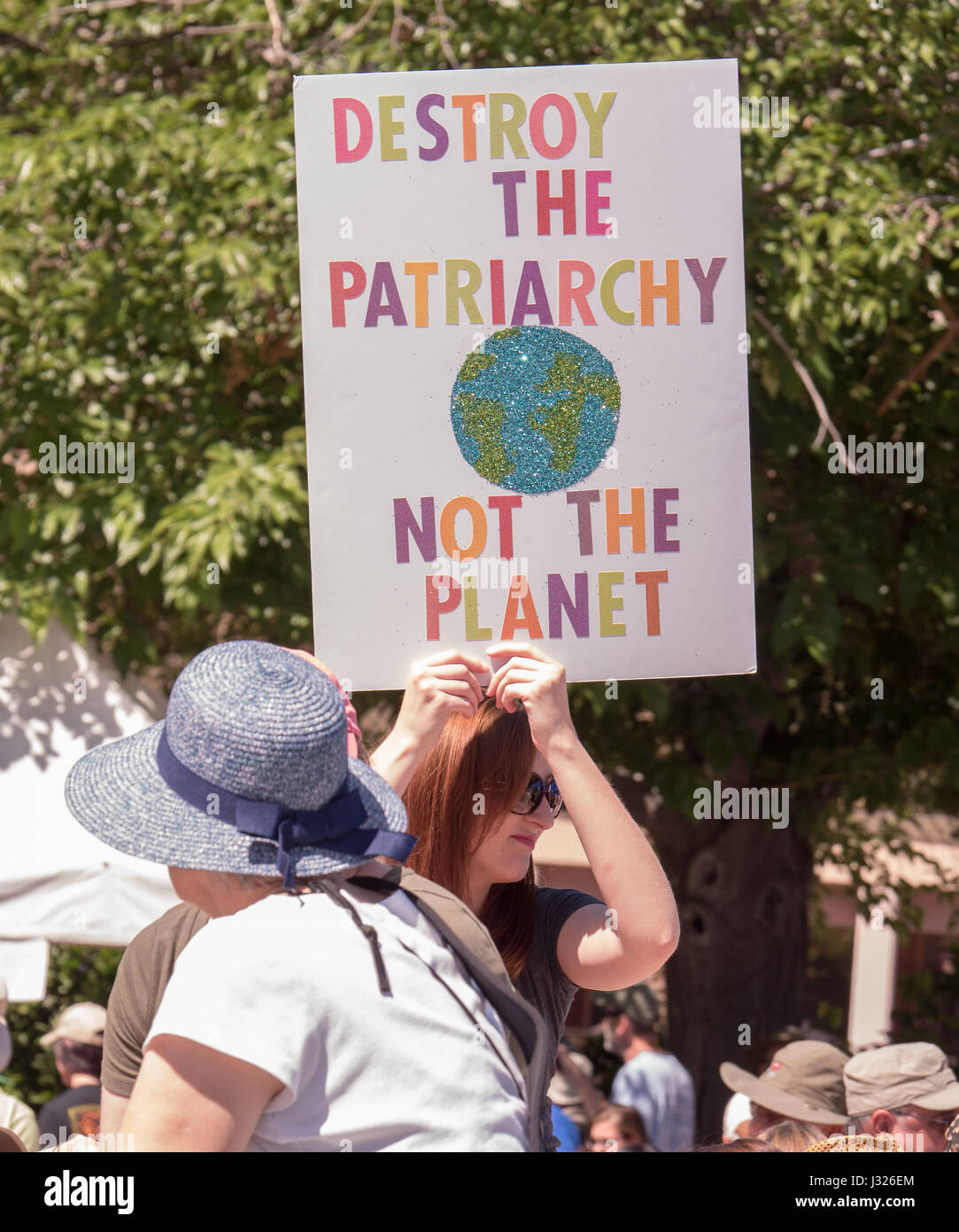 Les citoyens américains avec des pancartes au rally/mars pour la science sur le jour de la Terre 2017 en Arizona, USA. Banque D'Images