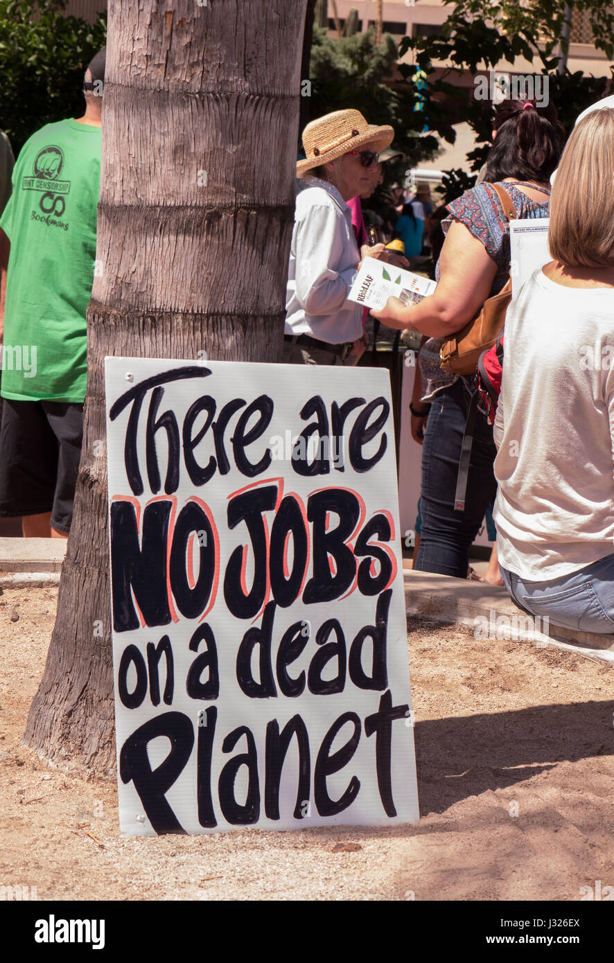 Les participants avec des signes de protestation au rally/mars pour la science sur le jour de la Terre 2017 en Arizona, USA. Banque D'Images