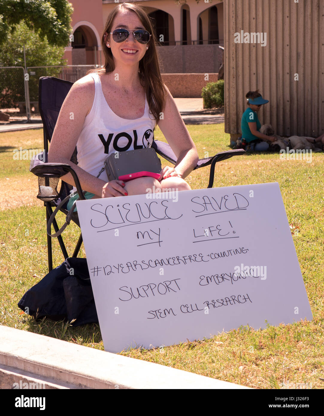 Jeune femme américaine avec signe de protestation au rally/mars pour la science sur le jour de la Terre 2017 en Arizona, USA. Banque D'Images