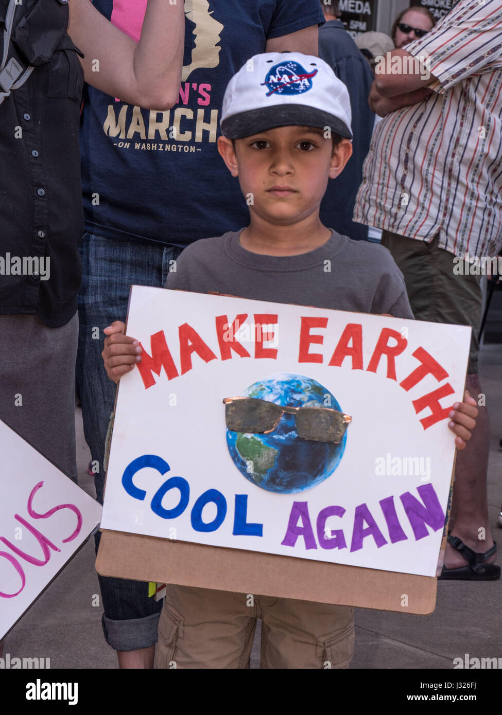 American boy avec signe de protestation au rally/mars pour la science sur le jour de la Terre 2017 en Arizona, USA. Banque D'Images